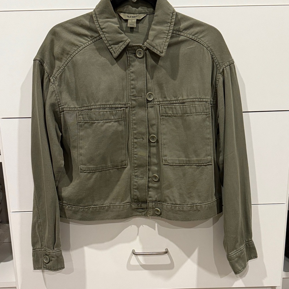 Olive Green Women's lightweight Jacket. Never worn, tags removed. Size medium